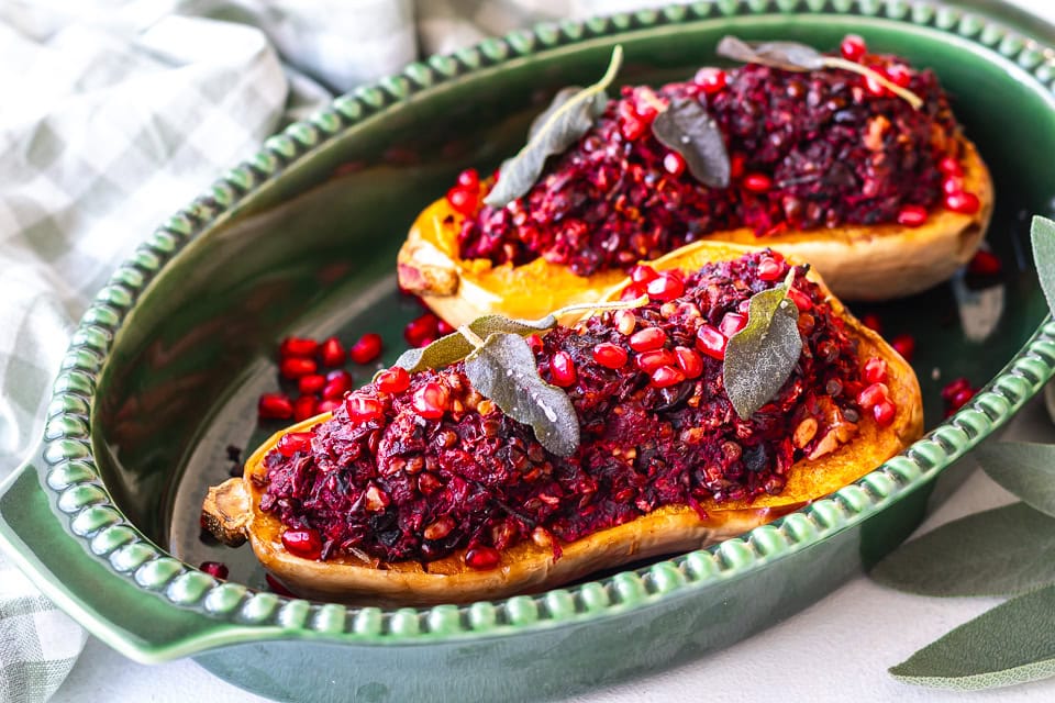 Bagt butternut squash med svampe og julesmag