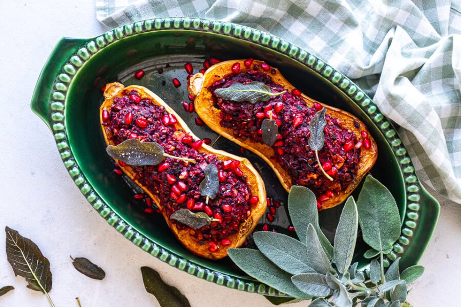 Bagt butternut squash med svampe og julesmag