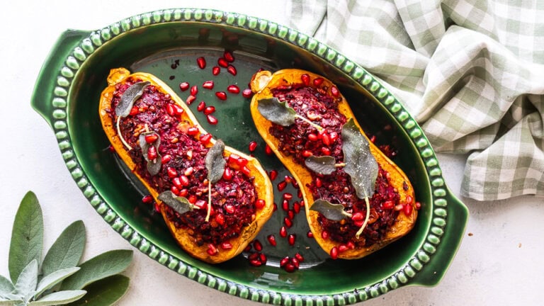 Bagt butternut squash med svampe og julesmag