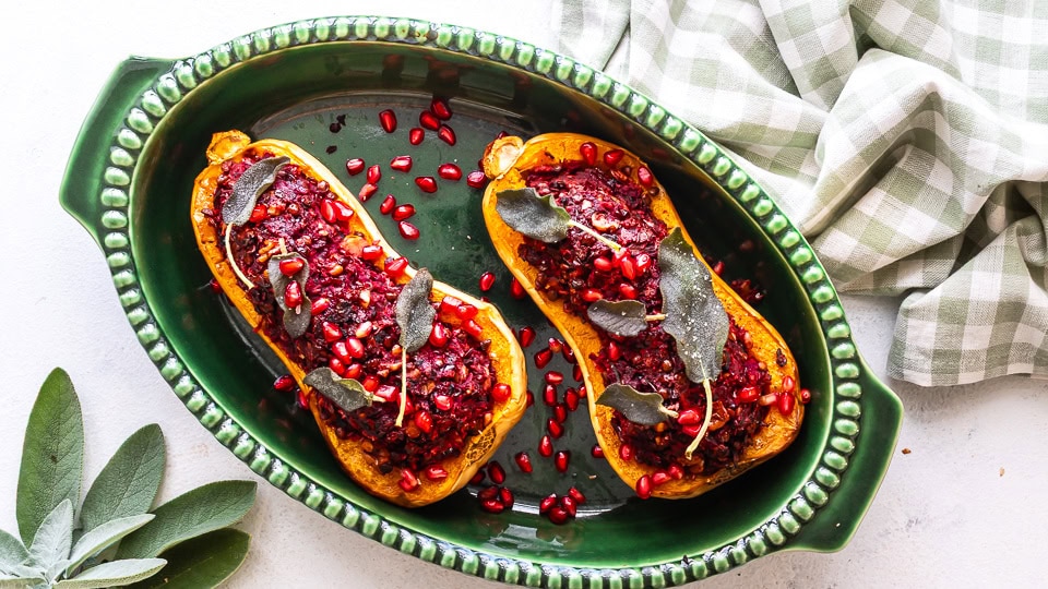 Bagt butternut squash med svampe og julesmag