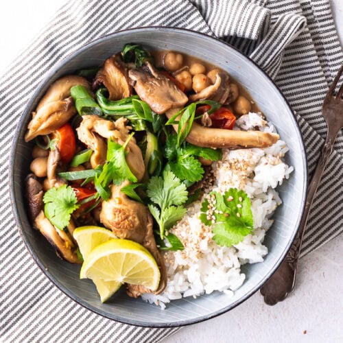 Thai-inspireret svamperet med peanutsauce