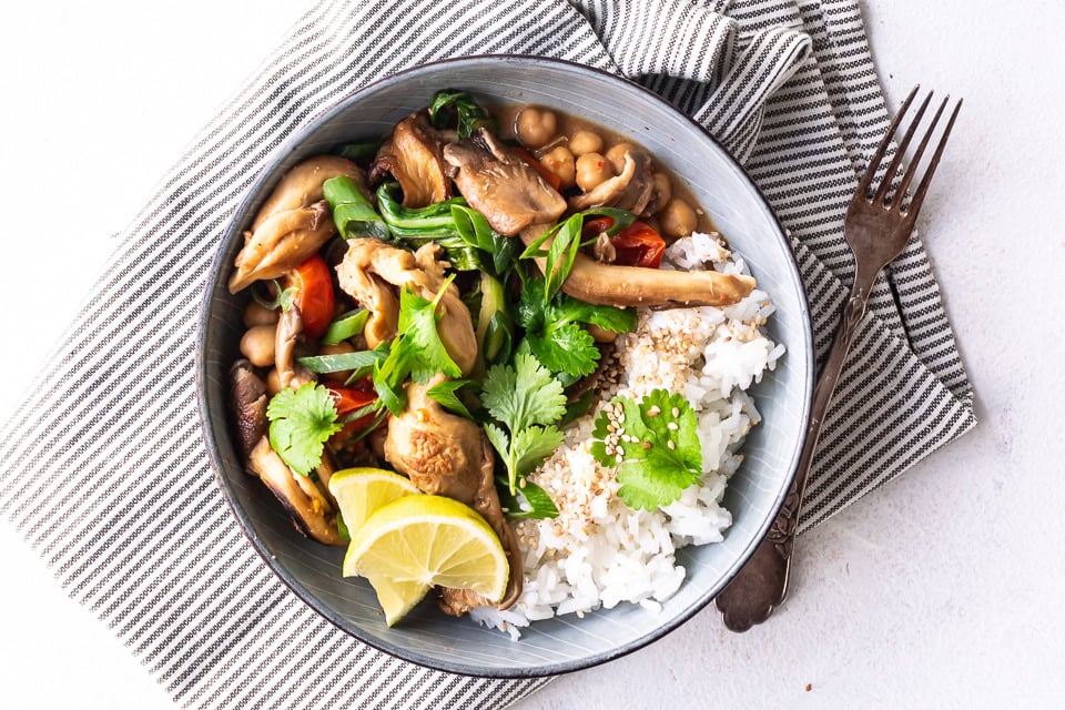Thai-inspireret svamperet med peanutsauce