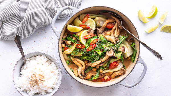 Thai-inspireret svamperet med peanutsauce