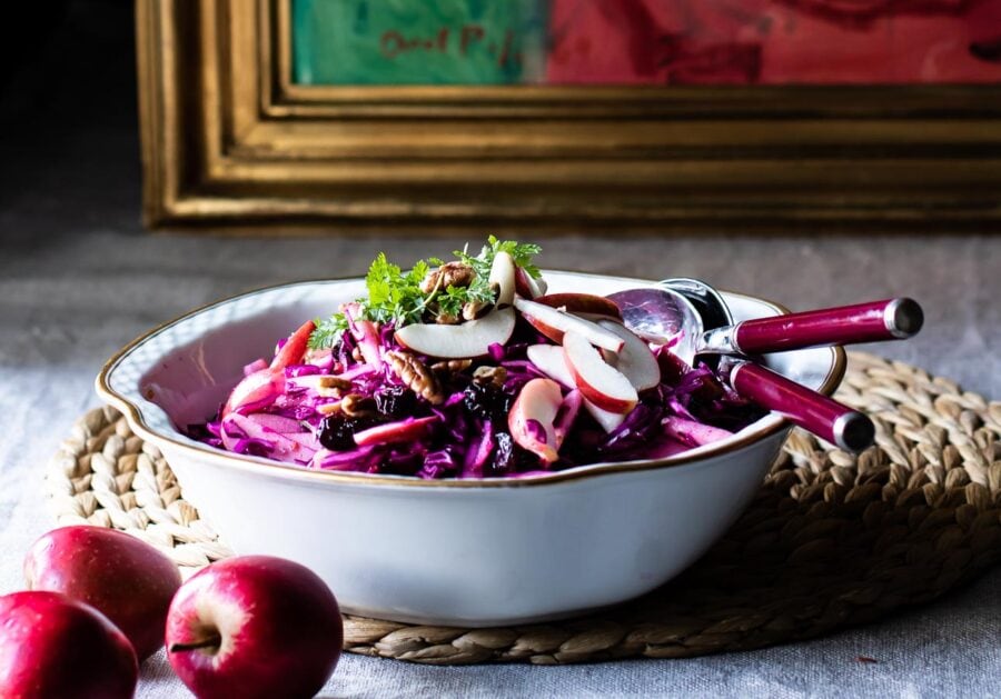 Rødkålssalat med æbler og kanel-krydderdressing
