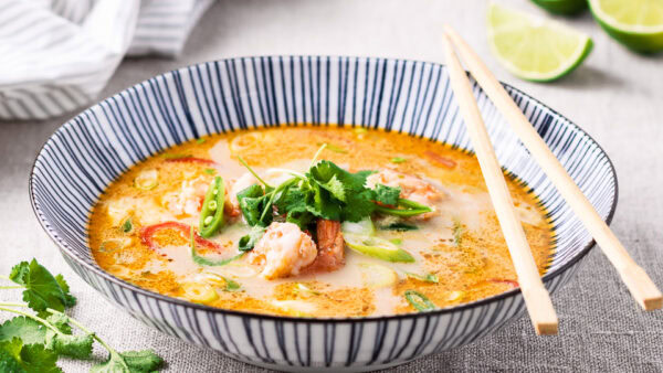 Nem thaisuppe med rejer og sprøde grøntsager