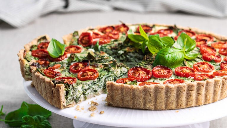 Spinattærte med hytteost, basilikum og tomat