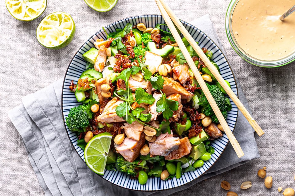 Asiatisk salat med laks og sprøde ris