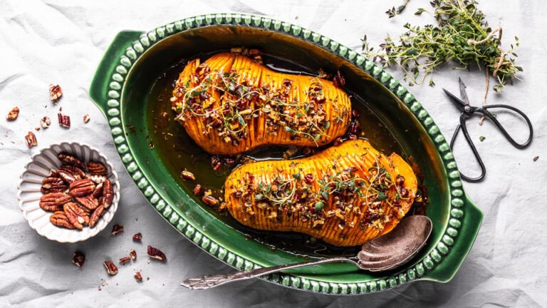 Hasselback butternut squash med timian og honning