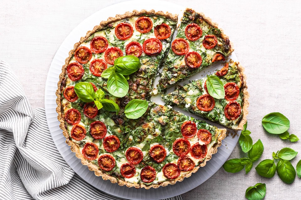 Spinattærte med hytteost, parmesan og tomater