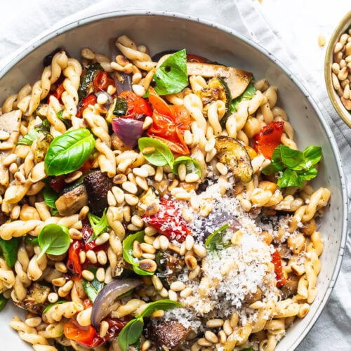 Italiensk pastasalat med ovnbagte grøntsager og kikærter