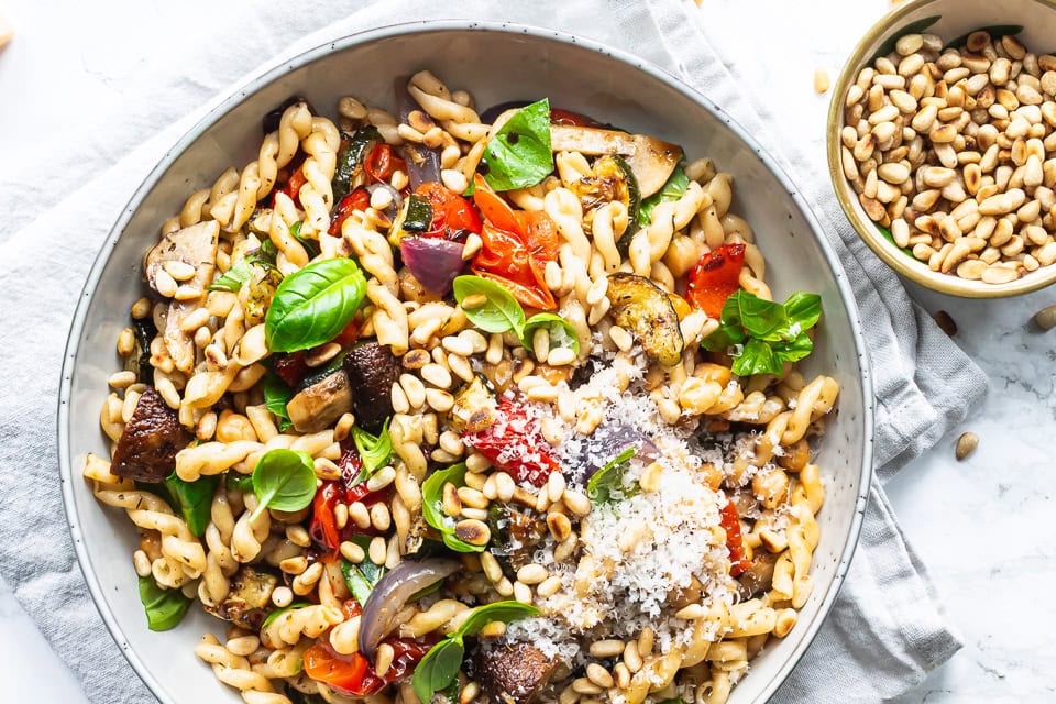 Italiensk pastasalat med ovnbagte grøntsager og kikærter