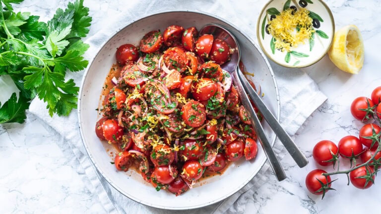 Libanesisk tomatsalat med rødløg og persille