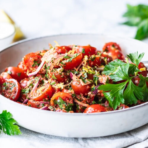 Libanesisk tomatsalat med rødløg og persille
