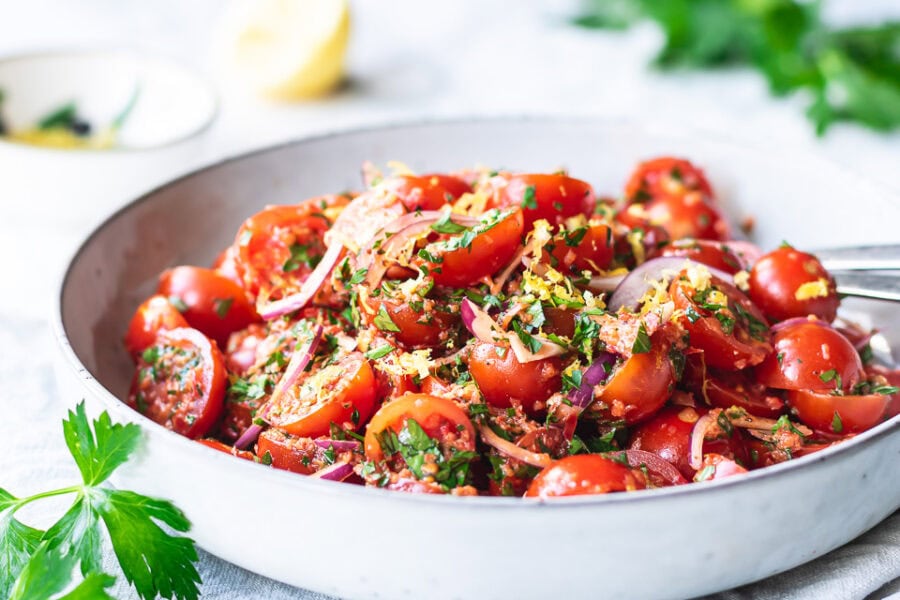 Libanesisk tomatsalat med rødløg og persille