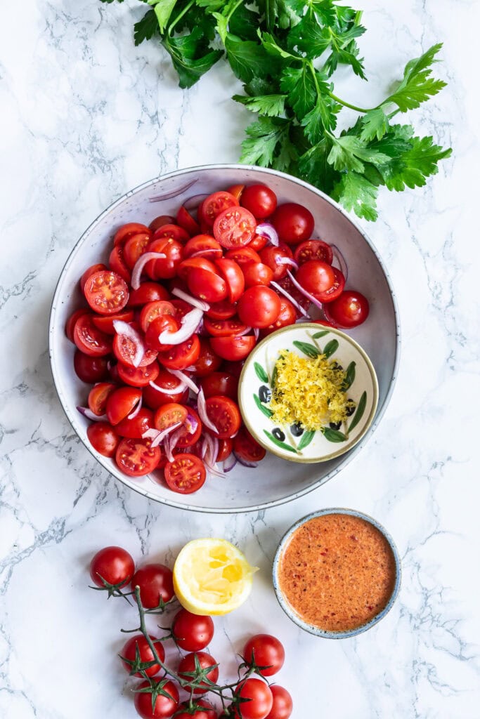 Libanesisk tomatsalat med rødløg og persille