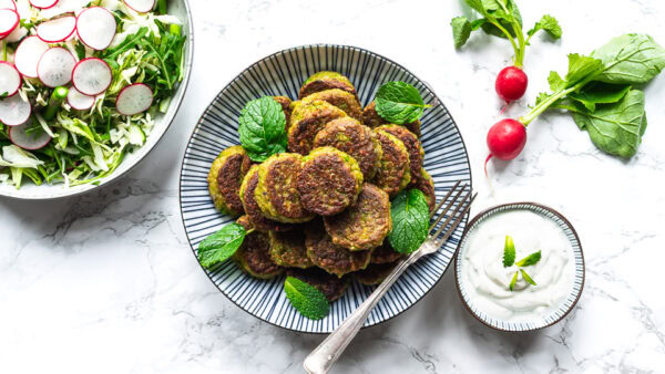 Ærtefrikadeller med fetadip