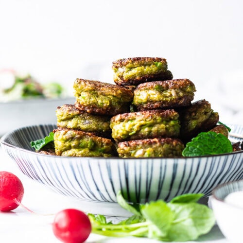 Ærtefrikadeller med fetadip