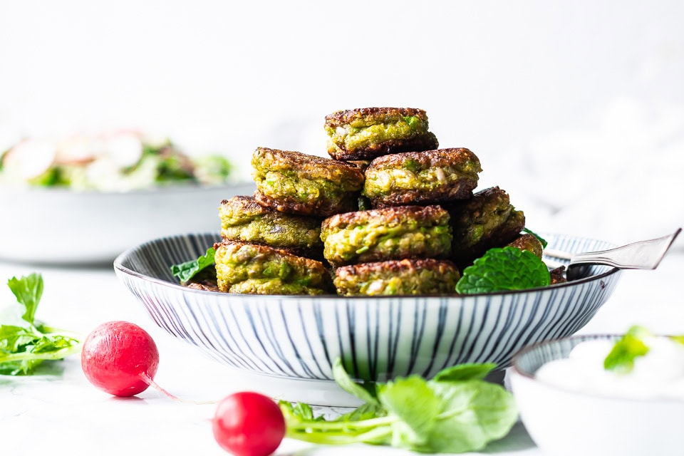 Ærtefrikadeller med fetadip