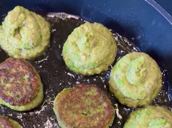 Ærtefrikadeller med fetadip