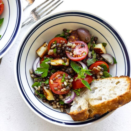 Grøn linsesalat med tomater og halloumi