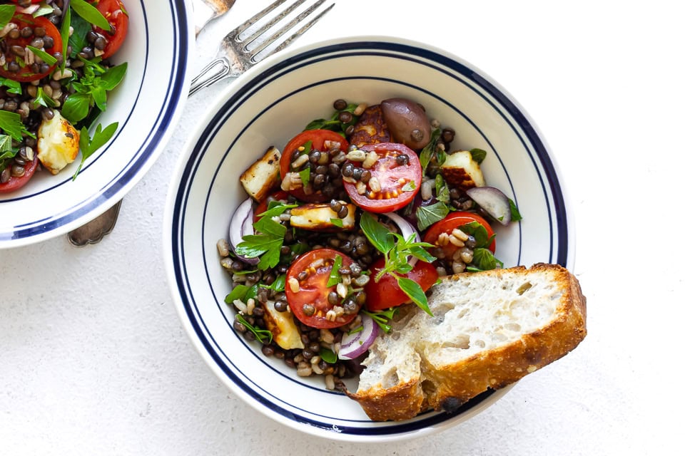 Grøn linsesalat med tomater og halloumi
