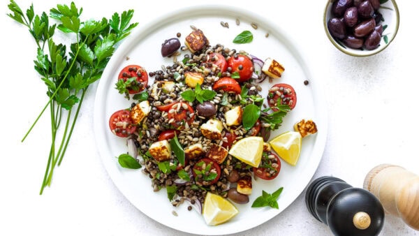 Grøn linsesalat med tomater og halloumi
