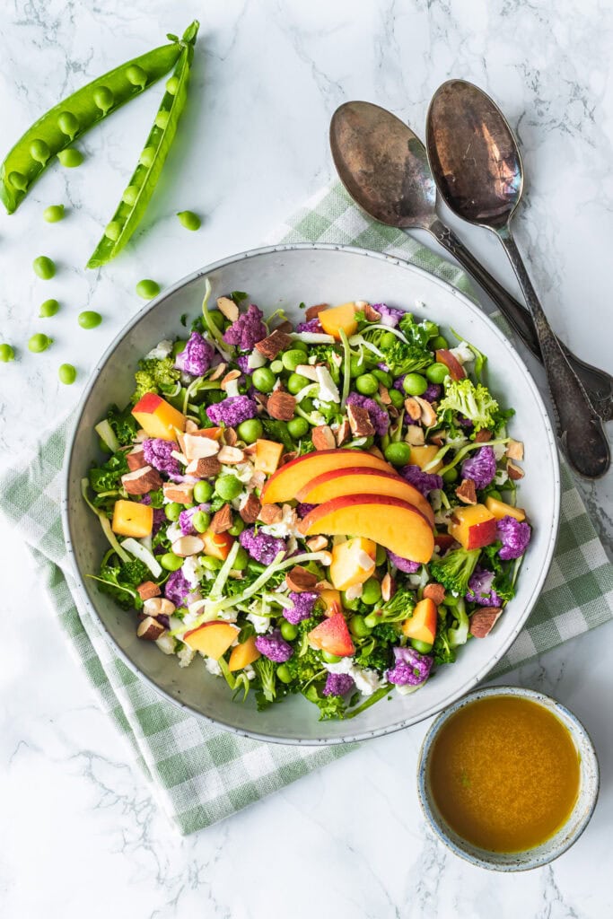 Kålsalat med feta, ærter og nektariner – skøn sommersalat