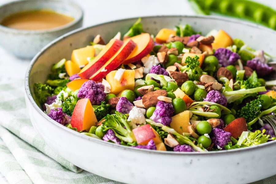 Kålsalat med feta, ærter og nektariner – skøn sommersalat