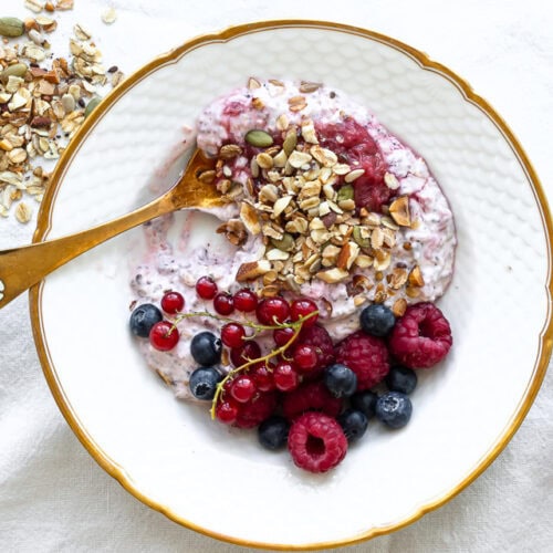 Koldskålsgrød med bær og kefir