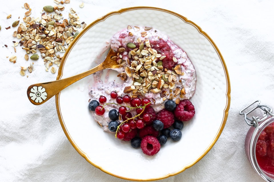 Koldskålsgrød med bær og kefir