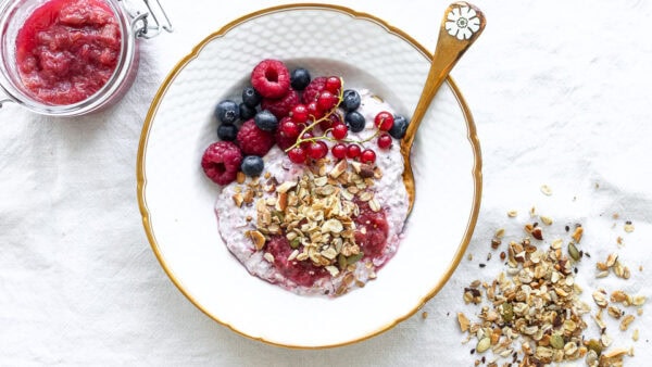 Koldskålsgrød med bær og kefir