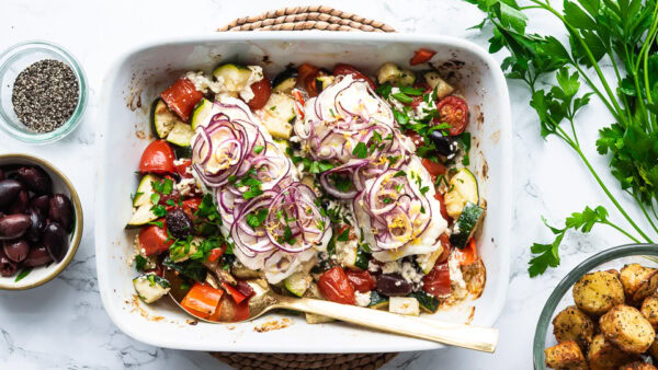 Hvid fisk i ovn med grøntsager og feta