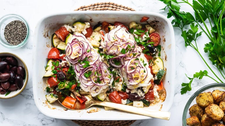 Hvid fisk i ovn med grøntsager og feta