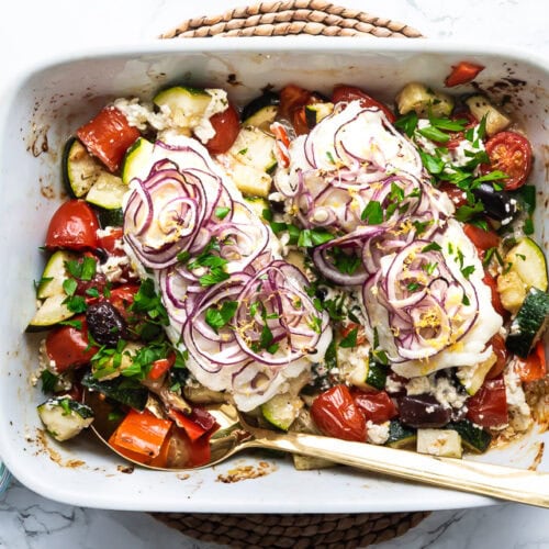Hvid fisk i ovn med grøntsager og feta
