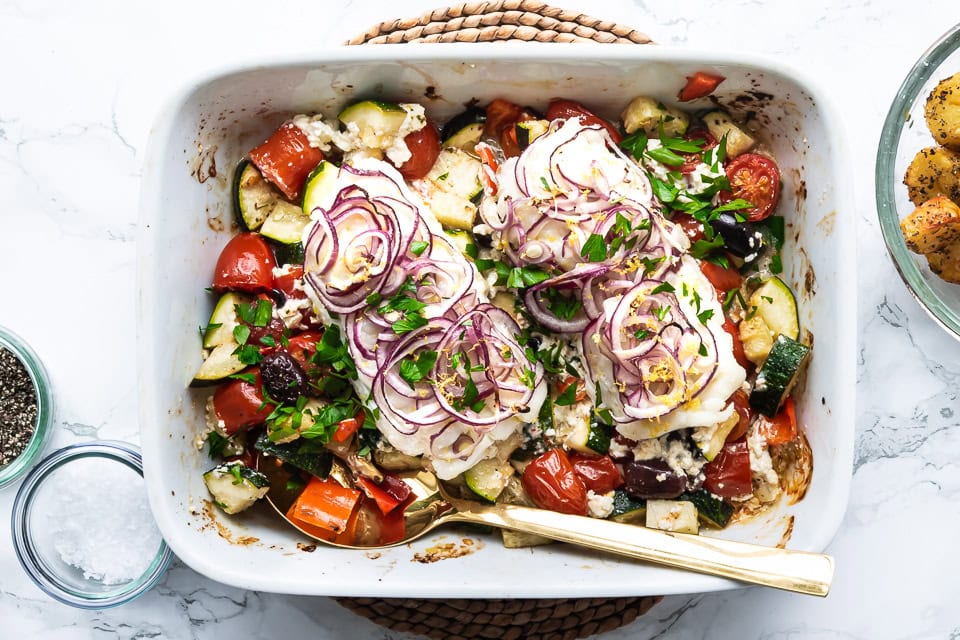Hvid fisk i ovn med grøntsager og feta