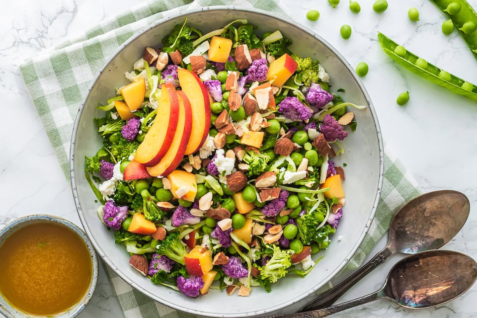 Kålsalat med feta, ærter og nektariner - skøn sommersalat