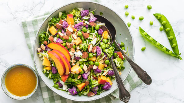 Kålsalat med feta, ærter og nektariner - skøn sommersalat
