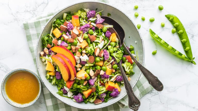 Kålsalat med feta, ærter og nektariner - skøn sommersalat