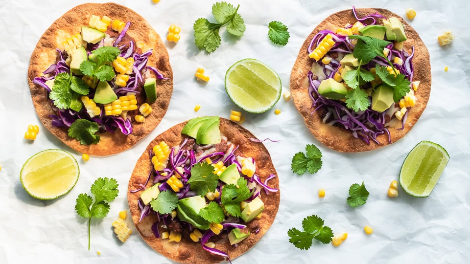 Tostadas med bønner og avocado