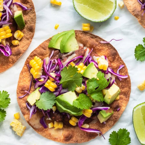 Tostadas med bønner og avocado