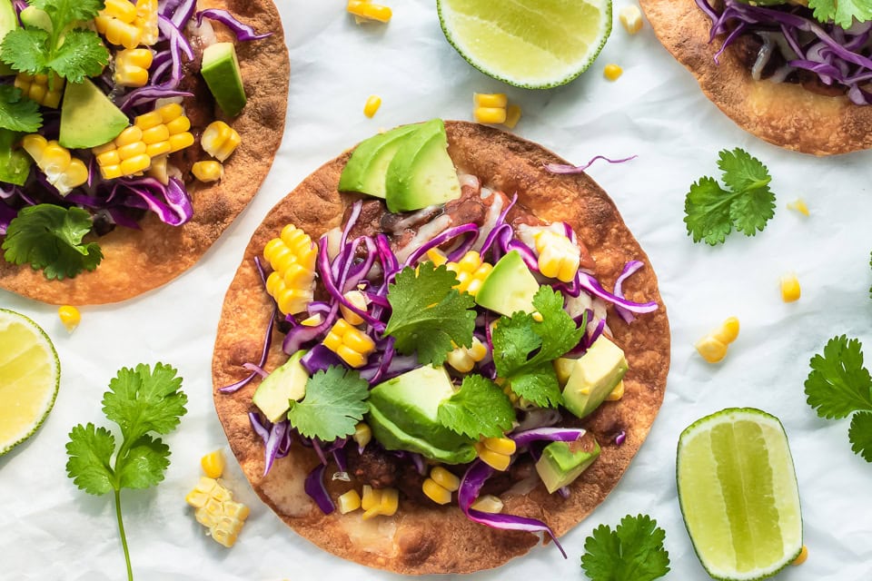 Tostadas med bønner og avocado
